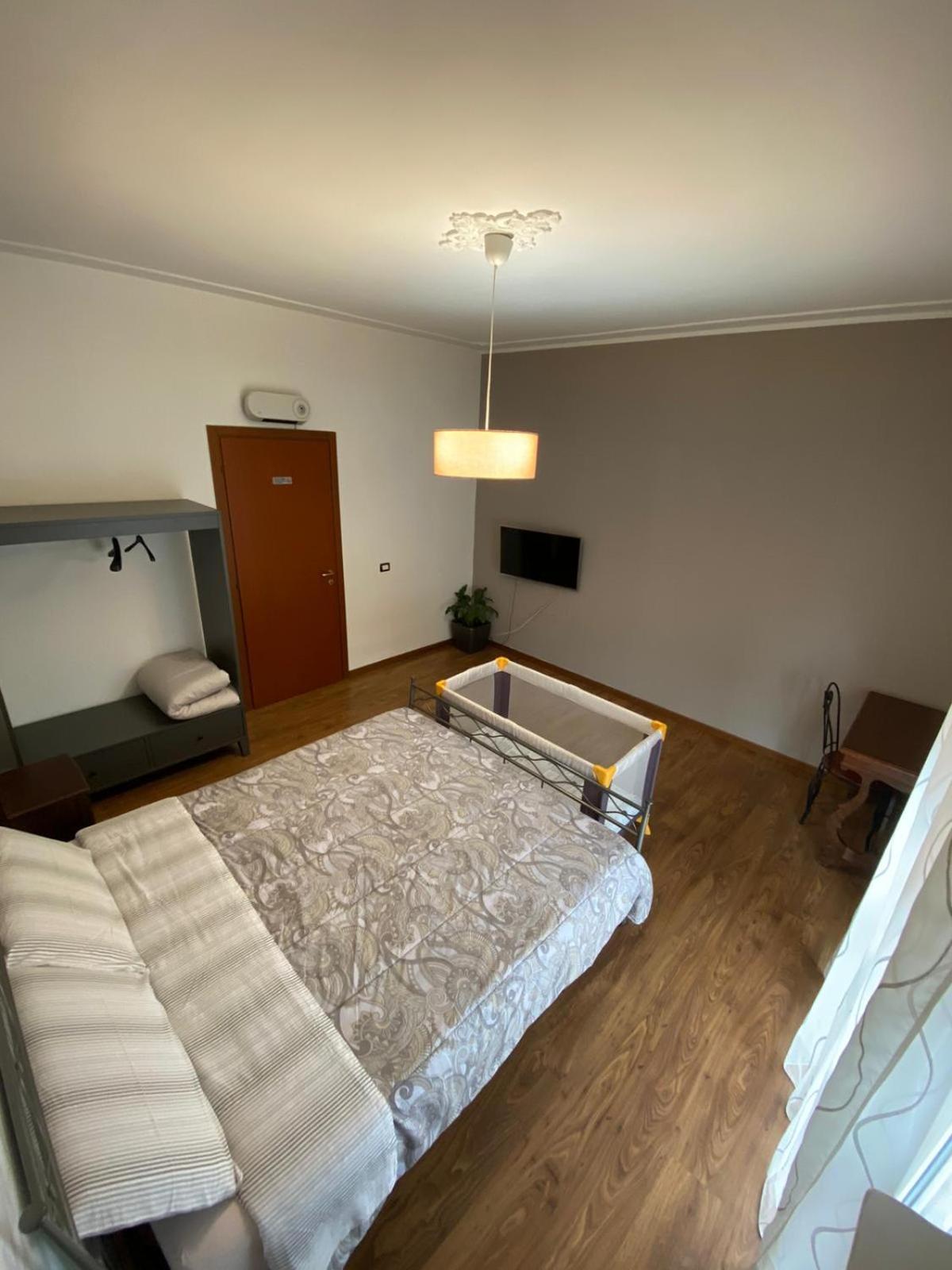 Hotel Hlux Oi Affiₜₜacaₘere Plasencia Exterior foto
